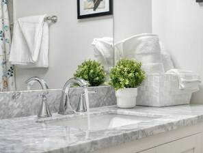 Secadora de cabello, toallas, jabón, shampoo 