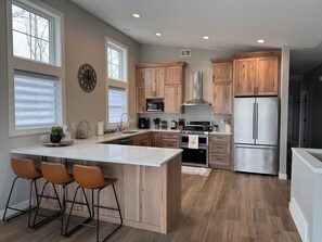 Kjøleskap, mikrobølgeovn, ovn og kokeplater