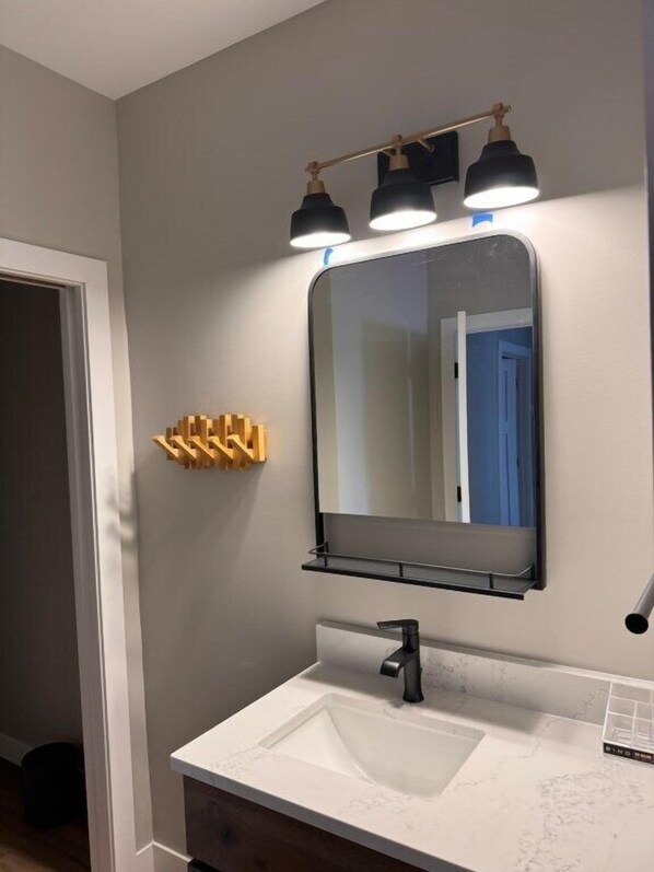 Regadera, amenidades de baño ecológicas, secadora de cabello, toallas 