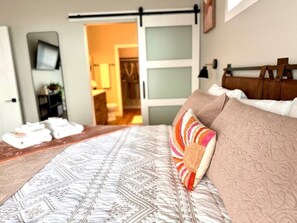 4 soverom, skrivebord, strykejern/-brett og reiseseng for barn