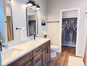 Regadera, amenidades de baño ecológicas, secadora de cabello, toallas 