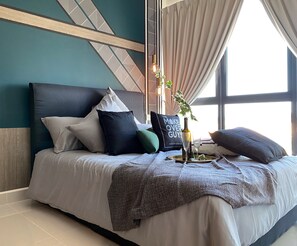 Desk, soundproofing, iron/ironing board, WiFi - 15 minutes to KLIA Airport Sepang, The Miere Suites (Kota Warisan)