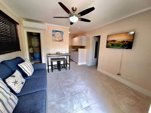 Summer's Haven centrally located, 5min drive to Beaches, Hotels and Restaurants 