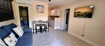 Summer's Haven centrally located, 5min drive to Beaches, Hotels and Restaurants 