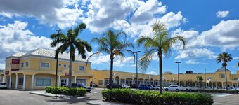 Summer's Haven centrally located, 5min drive to Beaches, Hotels and Restaurants 