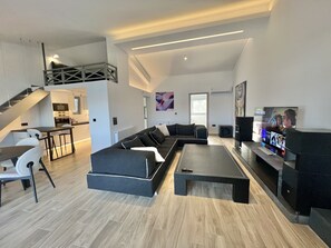 Smart TV, chimenea, reproductor de DVD, mesa de ping pong
