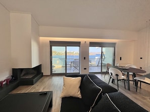 Smart-TV, Kamin, DVD-Player, Tischtennisplatte