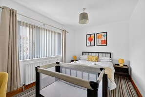 3 عدّة غرف نوم ومكواة/لوح كي وسرير سفر وواي فاي مجانًا