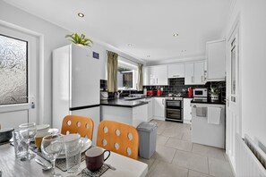 ثلاجة، ميكروويف، فرن، موقد طهي مسطح