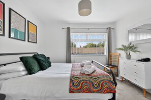 3 habitaciones, tabla de planchar con plancha y cuna de viaje 