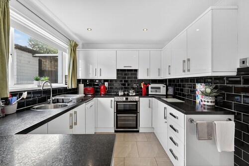 Hillsborough spacious house, garden & parking by StayByNumbers