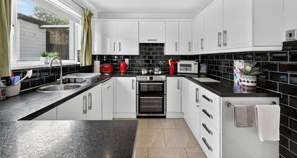 Hillsborough spacious house, garden & parking by StayByNumbers