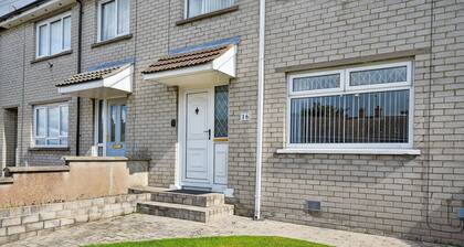 Hillsborough spacious house, garden & parking by StayByNumbers