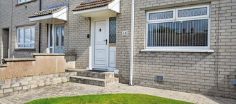 Hillsborough spacious house, garden & parking by StayByNumbers