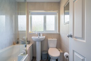 Hair dryer, towels, soap, shampoo - Hillsborough Home from Home, Garden and 2x Parking by StayByNumbers (County Down)