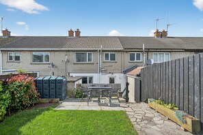 Outdoor dining - Hillsborough Home from Home, Garden and 2x Parking by StayByNumbers (County Down)