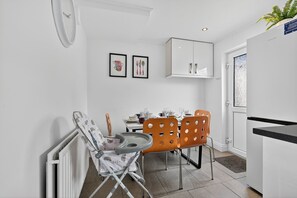 Dining - Hillsborough Home from Home, Garden and 2x Parking by StayByNumbers (County Down)