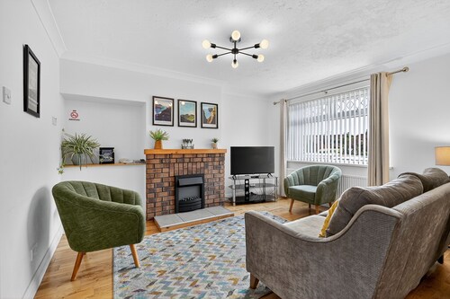 Hillsborough Home from Home, Garden and 2x Parking by StayByNumbers