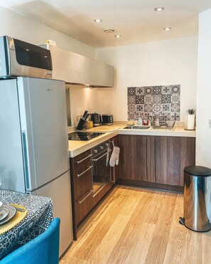 Kühlschrank, Mikrowelle, Ofen, Herdplatte