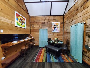 Dining - Kodak - The perfect getaway Cabin (Kodak)