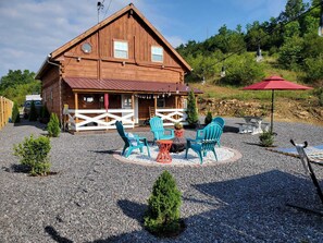 Outdoor dining - Kodak - The perfect getaway Cabin (Kodak)