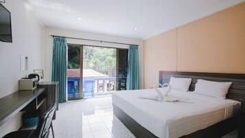 Superior with Pool View | Cofres nos quartos, escrivaninha, espaço de trabalho para notebook