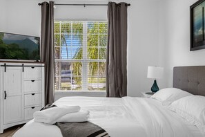 5 habitaciones, escritorio y tabla de planchar con plancha 