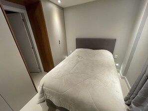 1 dormitorio, tabla de planchar con plancha, wifi y ropa de cama