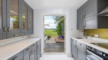 冷蔵庫、電子レンジ、オーブン、食器洗い機