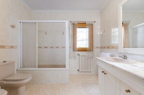 Badewanne, Haartrockner, Handtücher