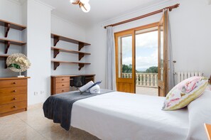6 bedrooms, iron/ironing board, free WiFi, bed sheets