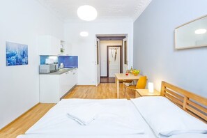 1 habitación, tabla de planchar con plancha, wifi y ropa de cama
