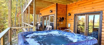 Lazy Bear Lodge (5-Bedroom Cabin) with Pool and Mountain view by RedAwning