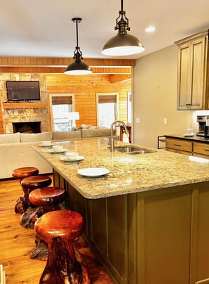 Dining - Lake Martin, AL
43 min to Auburn University & Jordan-Hare Stadium (Dadeville)
