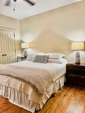 5 bedrooms, free WiFi, bed sheets - Lake Martin, AL
43 min to Auburn University & Jordan-Hare Stadium (Dadeville)