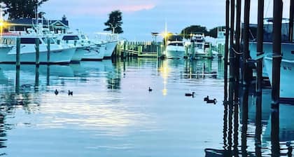 Chesapeake Houseboat Getaway on Kent Island, Maryland