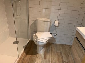 Standard Double Room | Bathroom | Shower, rainfall showerhead, towels, soap - Hostal Valdeverdeja (Valdeverdeja)