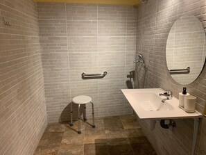 Superior Double Room | Bathroom | Shower, rainfall showerhead, towels, soap - Hostal Valdeverdeja (Valdeverdeja)