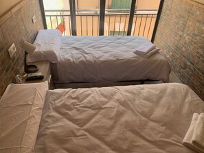 Standaard tweepersoonskamer | Luxe beddengoed, donzen dekbedden, bedden met traagschuimmatras