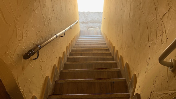 A wooden staircase with metal handrails, leading to a bright outdoor area. - Hostal Valdeverdeja (Valdeverdeja)