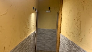 A narrow hallway with textured walls and a wooden beam structure. - Hostal Valdeverdeja (Valdeverdeja)
