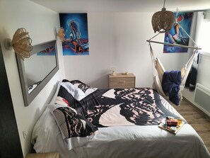 舒适客房, 1 张大床, 使用泳池, 花园景观 | 高档床上用品、特色装修、特色家居、遮光窗帘