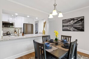 Dining - 5 Star Stay*Gated Community*Fast Wifi (Dallas)