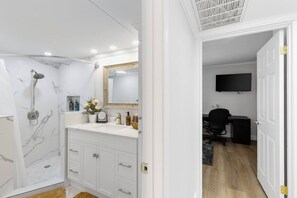 Hårtørrer, håndklæder, Sæbe, Toiletpapir