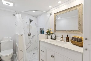 ヘアドライヤー、タオル、石鹸、トイレットペーパー