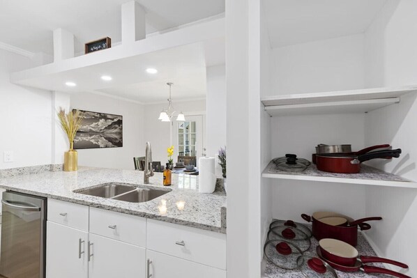 Fridge, microwave, oven, stovetop - 5 Star Stay*Gated Community*Fast Wifi (Dallas)