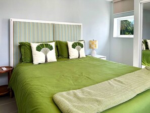 6 dormitorios, escritorio, tabla de planchar con plancha y cuna de viaje