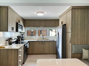 Een koelkast, een microgolfoven, een oven, een kookplaat