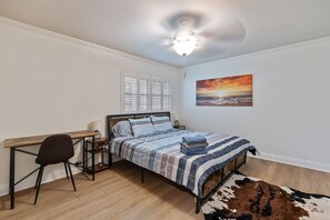 Desk, iron/ironing board, WiFi, bed sheets - North Dallas Gem - Gated Community - Fast Wifi (Dallas)
