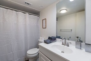 مجففات شعر، مناشف، صابون، ورق حمّام